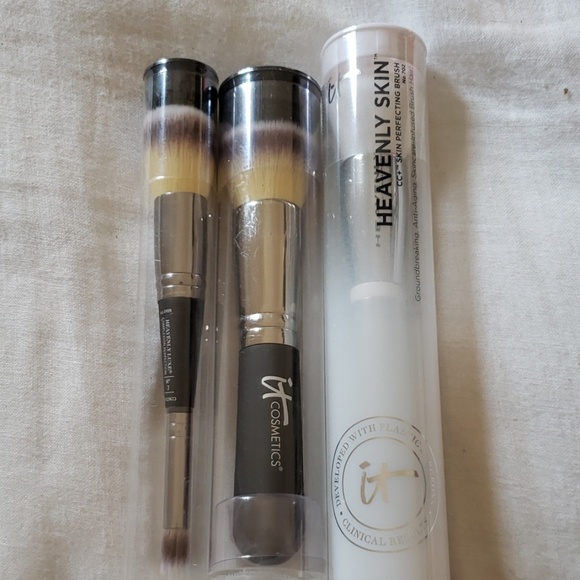it cosmetics Other - It Cosmetics Heavenly Brush Bundle